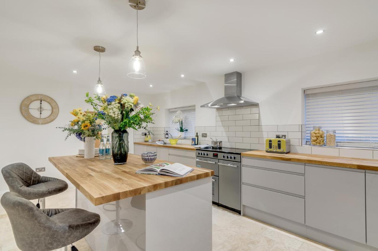 Spacious 6-Bed Home, Near The Norfolk Broads Clippesby Exterior photo